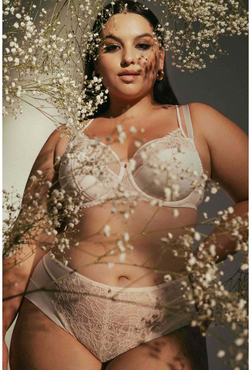 Figi AV 2163 Powdery – klasyczna wygoda i koronkowy akcent