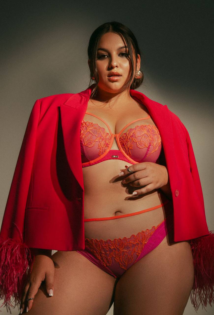 AV 2162 Glowing – ein weicher BH in Neonrosa mit Stickerei