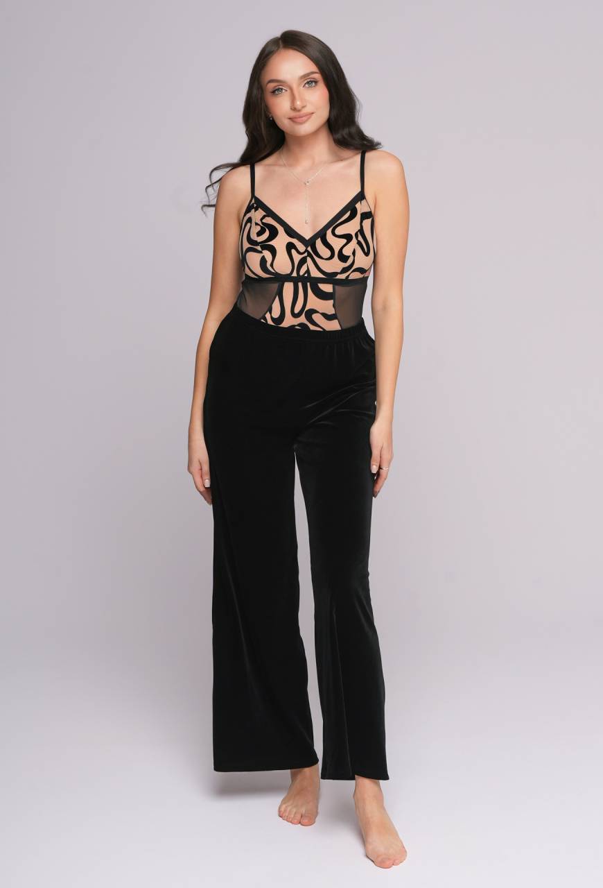 Czarne spodnie welurowe damskie – elegancja i komfort