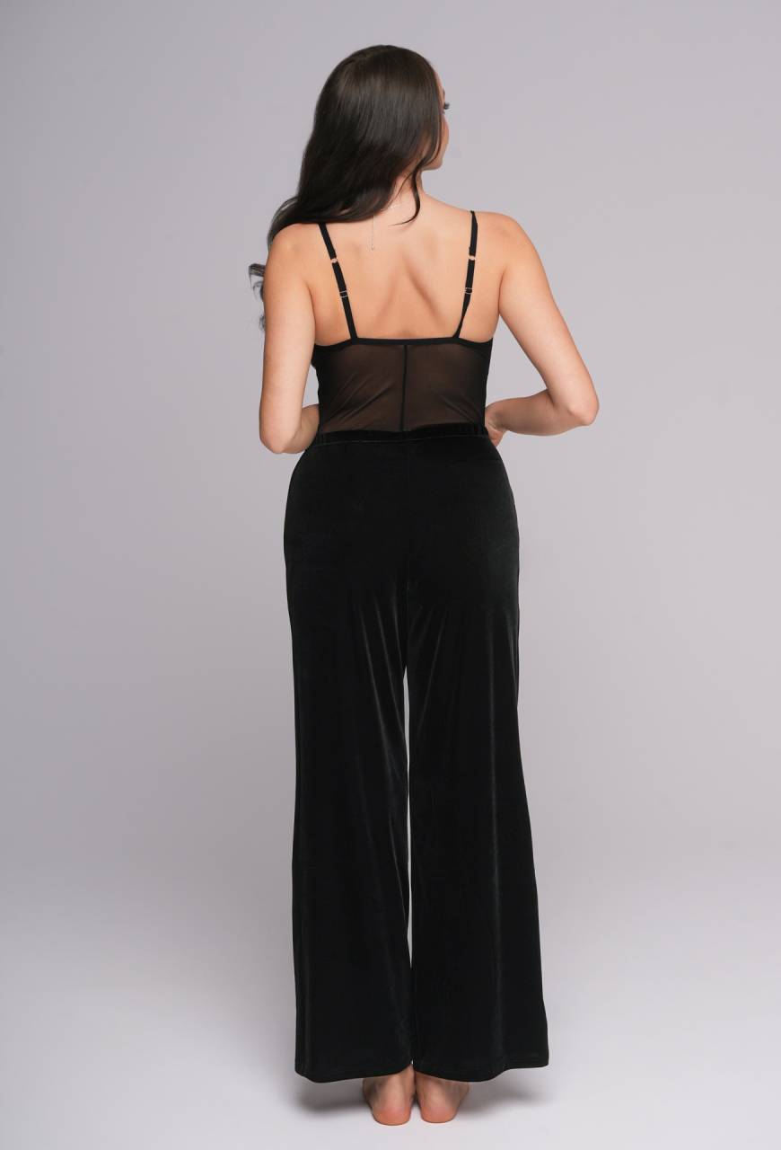 Czarne spodnie welurowe damskie – elegancja i komfort