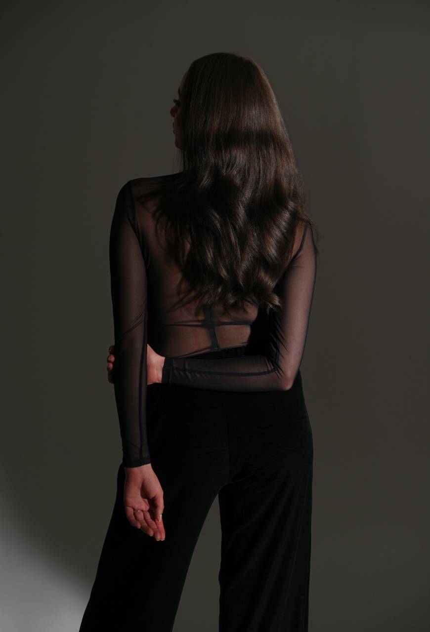 Czarne spodnie welurowe damskie – elegancja i komfort