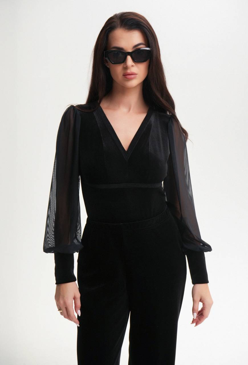 Velurové body s průsvitnými rukávy – elegantní body