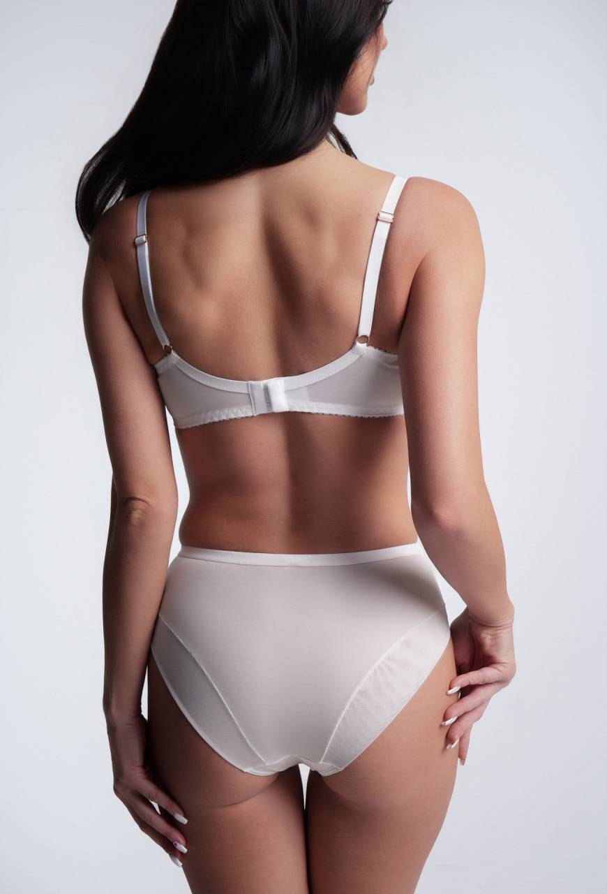 Briefs AV 2310 White